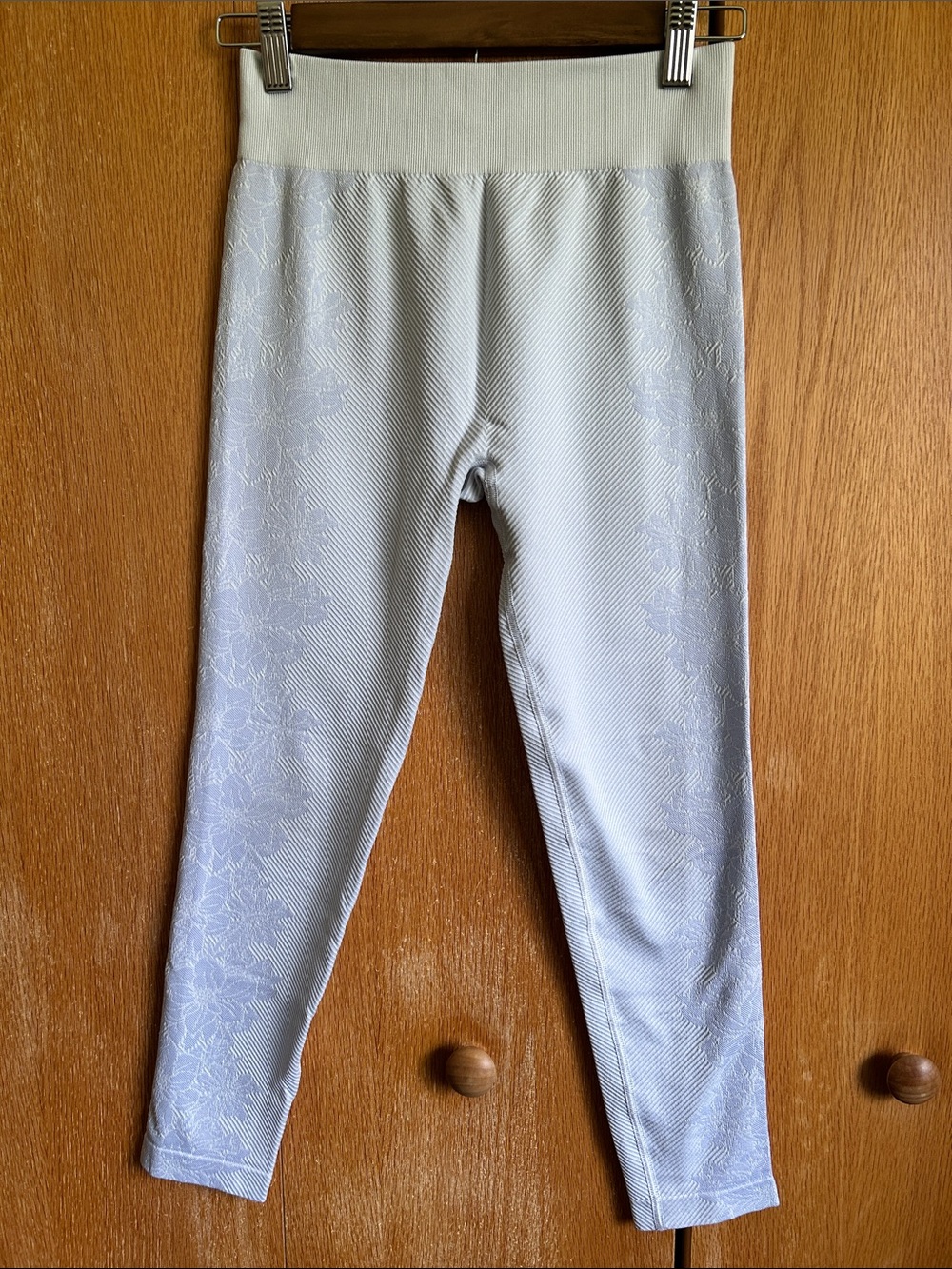 Light Purple Seamless Floral Cropped Leggings